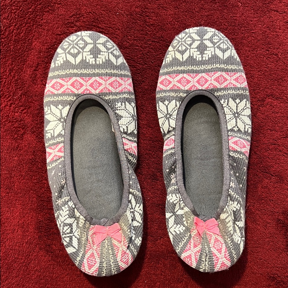Victoria's Secret Gray and Pink Snowflake Patterned Slippers